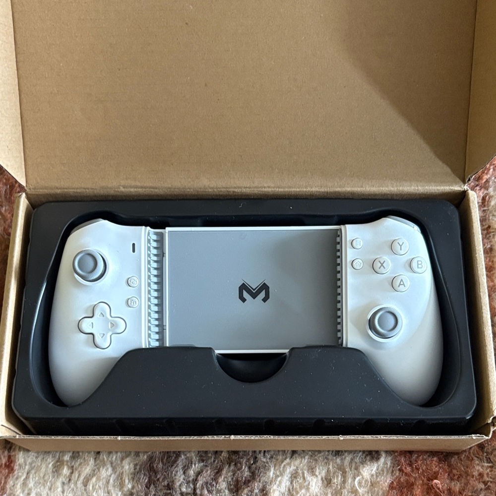 Memo White Gaming Controller For Smartphone Adjustable